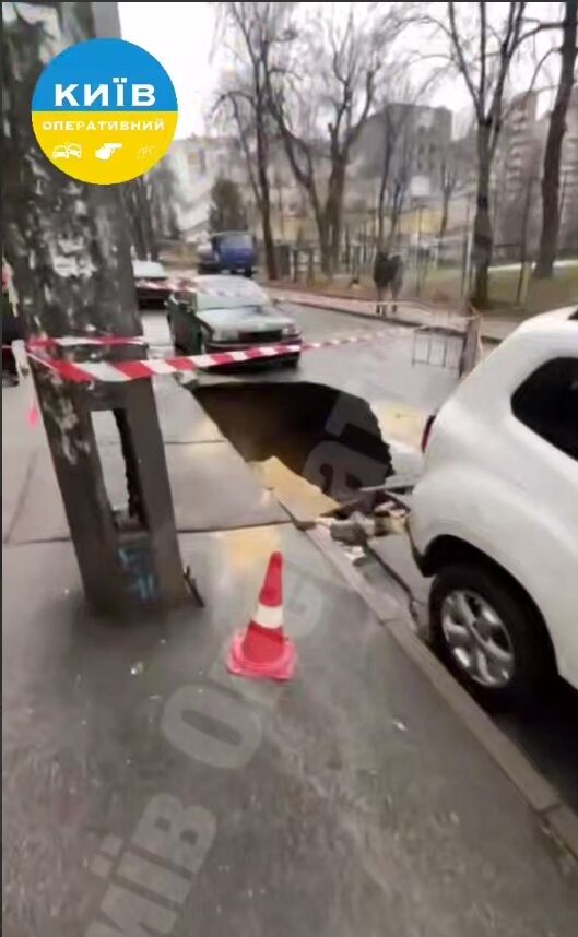 В Киеве на Соломенке посреди дороги образовалась глубокая яма. Подробности, фото и видео