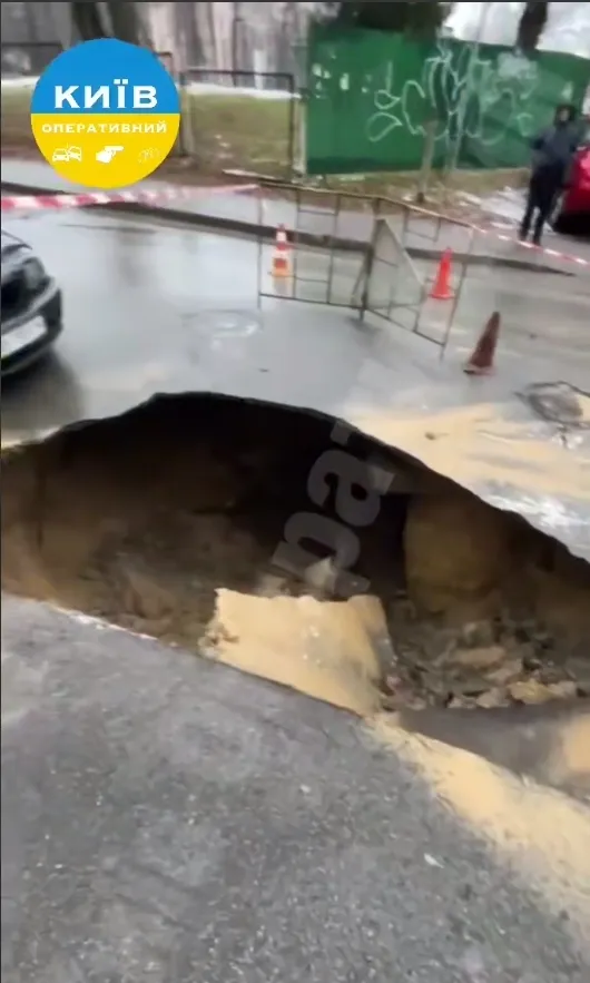 В Киеве на Соломенке посреди дороги образовалась глубокая яма. Подробности, фото и видео