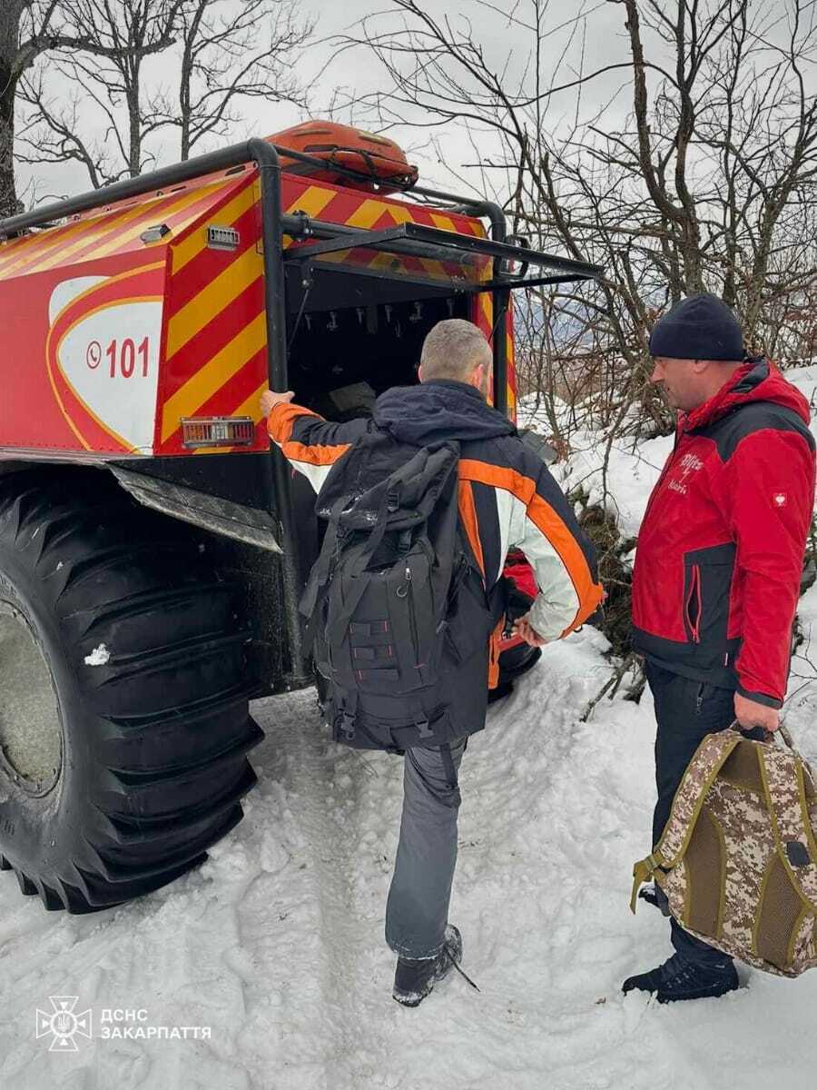 На Закарпатье спасатели помогли жителю Киевщины и его товарищу, заблудившимся в Карпатах. Фото и подробности