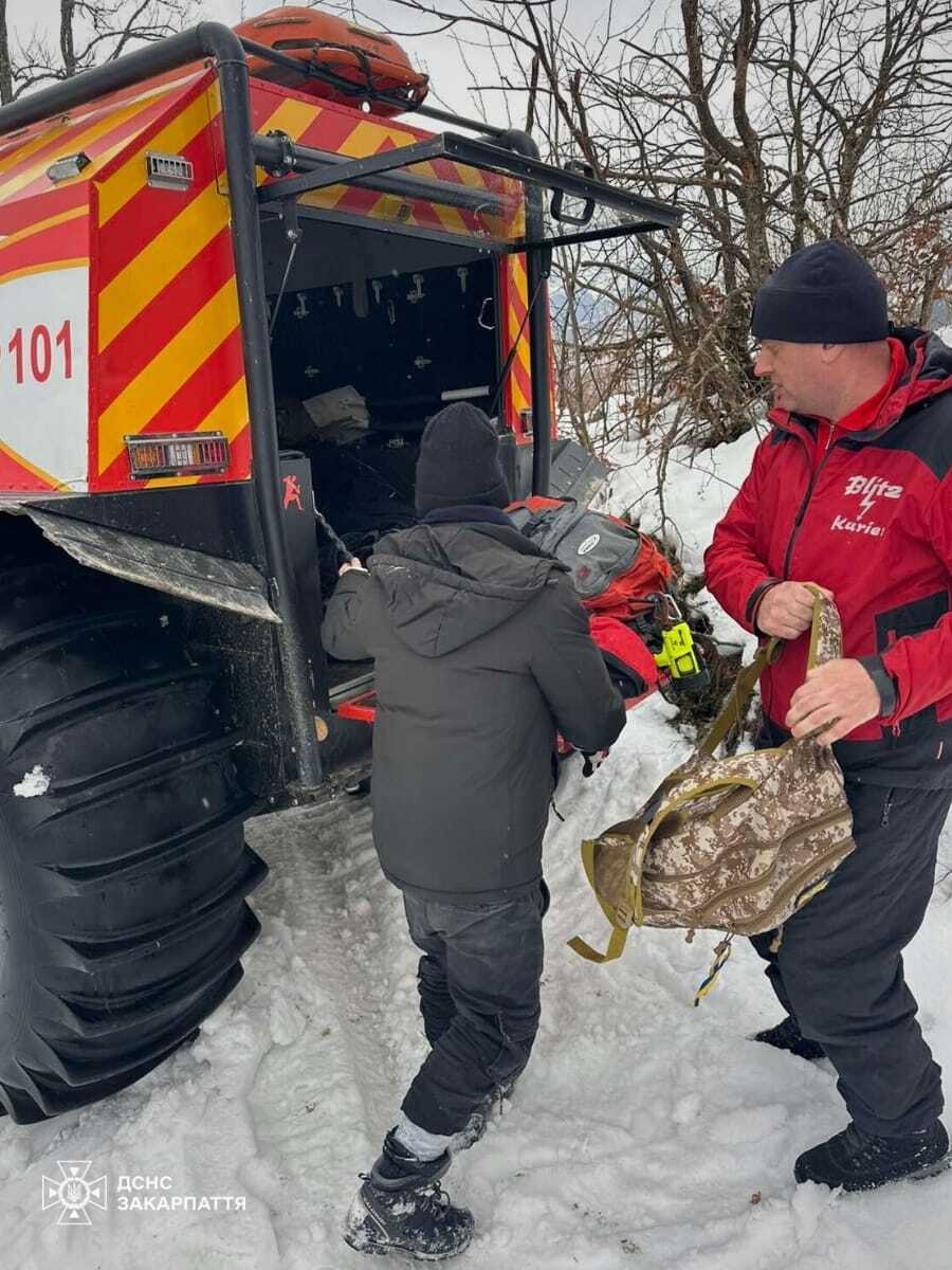 На Закарпатье спасатели помогли жителю Киевщины и его товарищу, заблудившимся в Карпатах. Фото и подробности