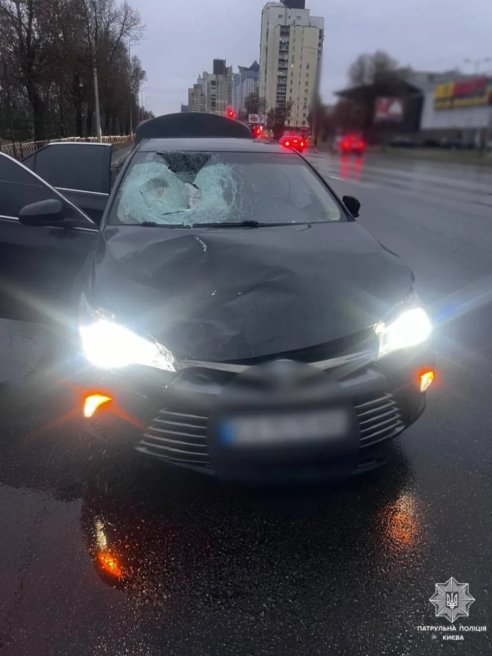 В Киеве на Днепровской набережной легковушка на переходе сбила насмерть женщину. Подробности, фото и видео