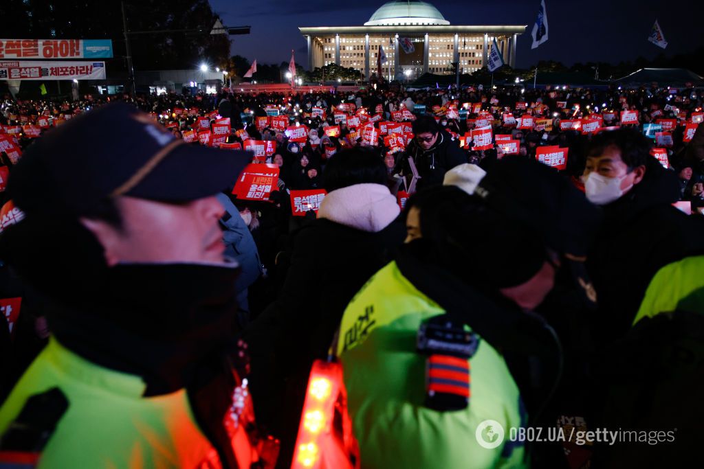 Парламент Південної Кореї провалив голосування за відставку президента: розлючений натовп вийшов на протести. Фото