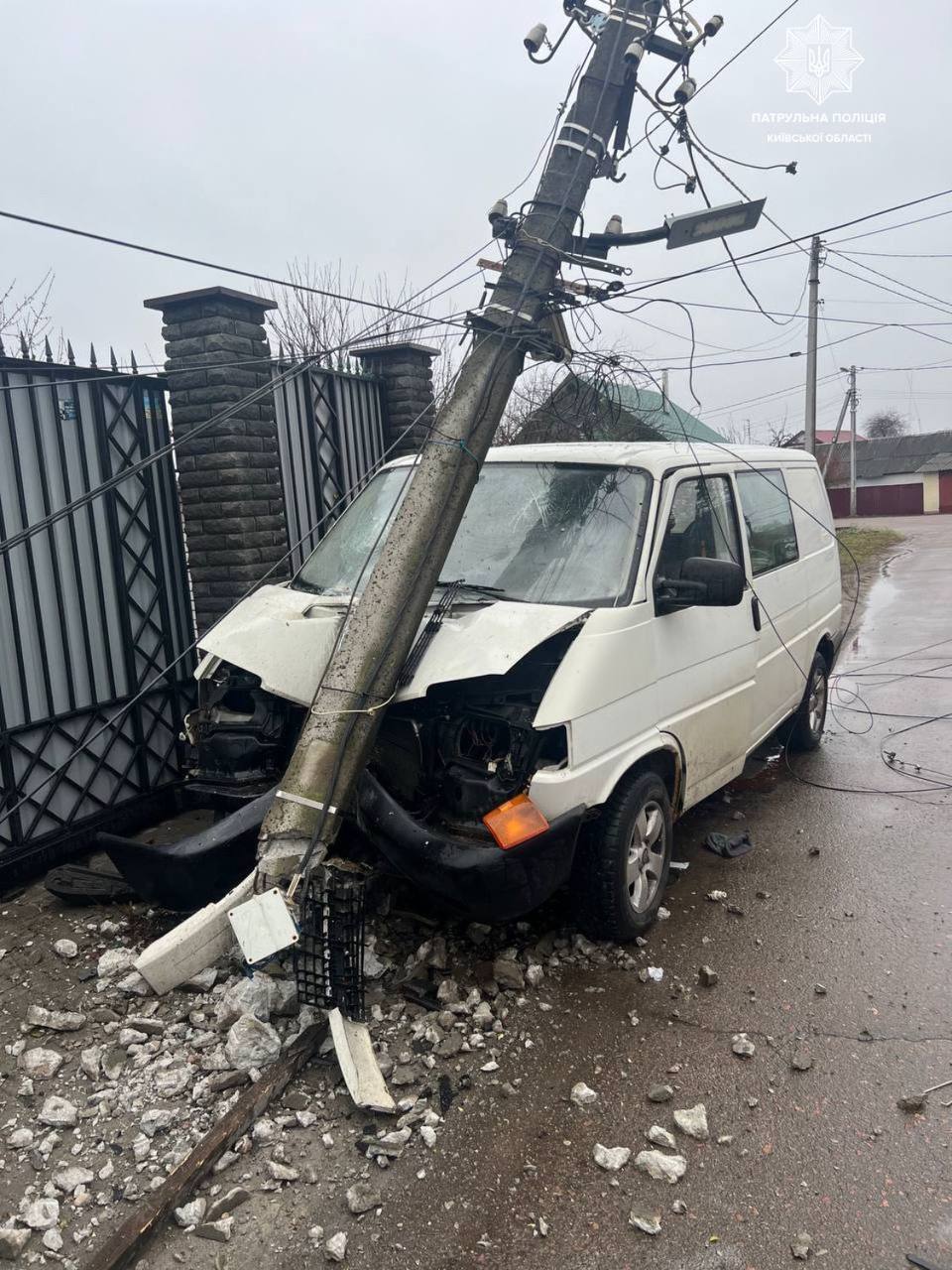 Під Києвом водій мікроавтобуса протаранив стовп та намагався втекти від патрульних. Фото