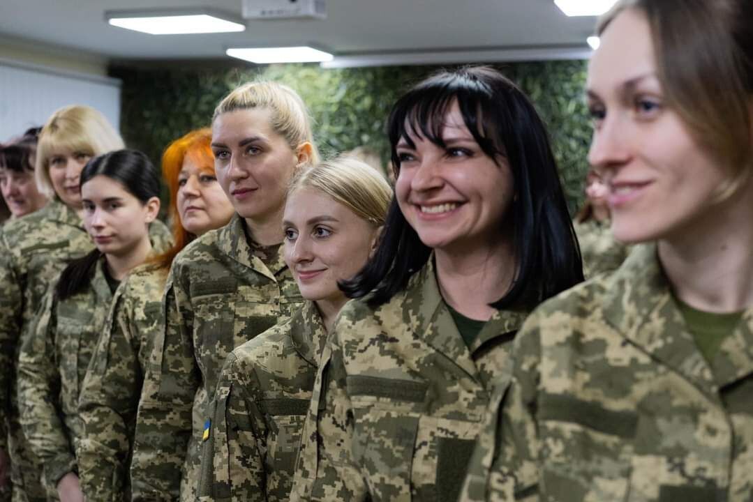 У ЗСУ вперше почали видавати жіночу військову форму: у чому її особливості. Фото