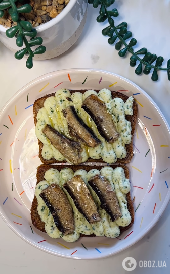 Бутерброды со шпротами и необычной намазкой: интересная закуска к праздничному столу