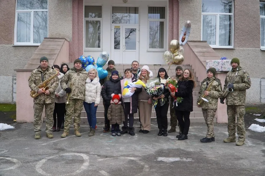 На Волині дружину і новонародженого сина загиблого воїна зустрічали з оркестром: перший її чоловік теж повернувся на щиті