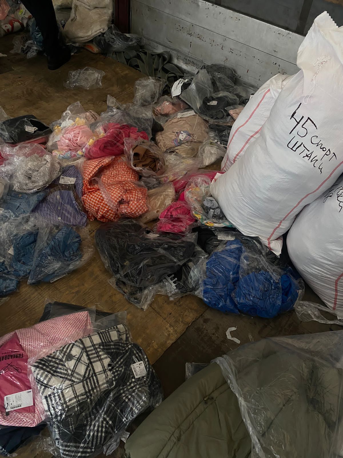 Киевлянин пытался ввезти в Украину более 14 тонн новой одежды под видом "секонд-хенда". Фото и видео