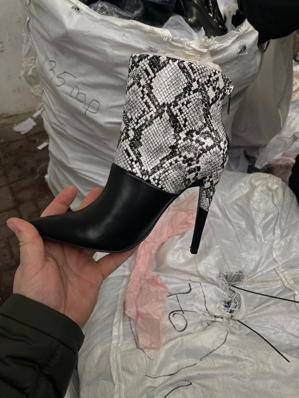 Киевлянин пытался ввезти в Украину более 14 тонн новой одежды под видом "секонд-хенда". Фото и видео