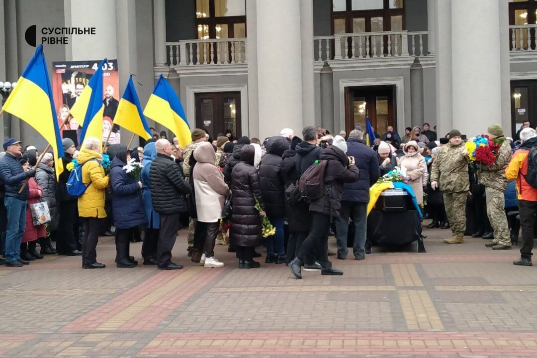 Йому назавжди буде 31: у Рівному попрощалися з актором Володимиром Федінчуком, який загинув у боях за Україну. Фото 