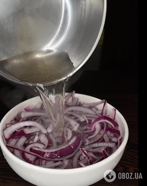 Универсальный маринованный лук к салатам и другим блюдам: хранится в холодильнике
