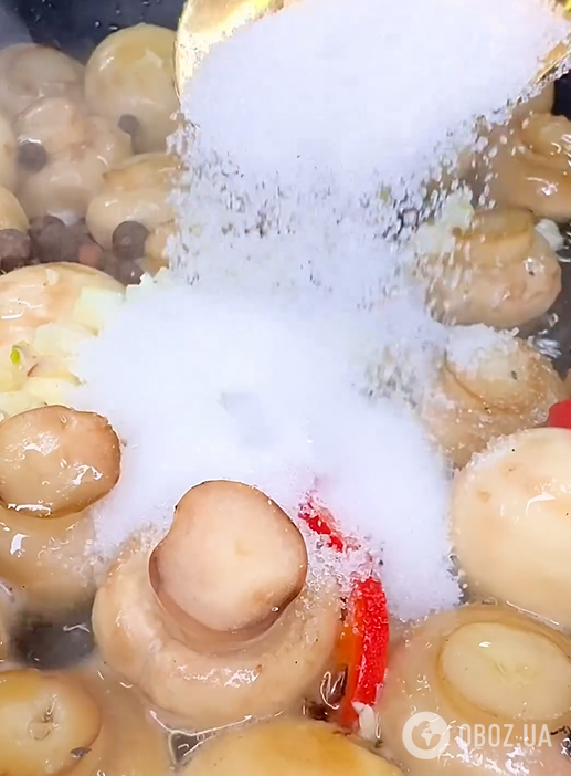 Жарено-маринованные грибы на скорую руку: вариант элементарной закуски