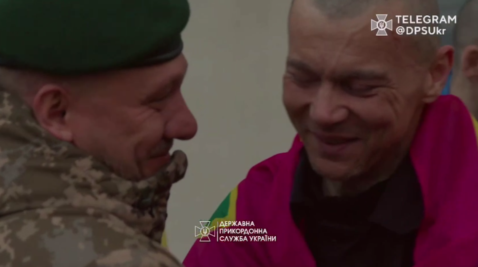 "Привіт, мамо, я повернувся": у ДПСУ показали зворушливі кадри з українцями, яких вдалося повернути з полону. Відео