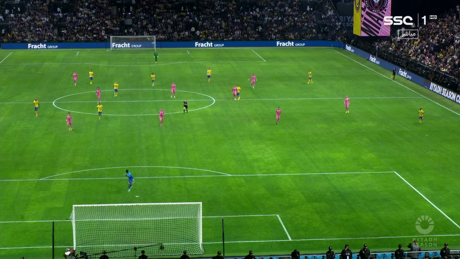 Клуб Роналду забив фантастичний гол із центру поля команді Мессі після фолу футболіста збірної України. Відео
