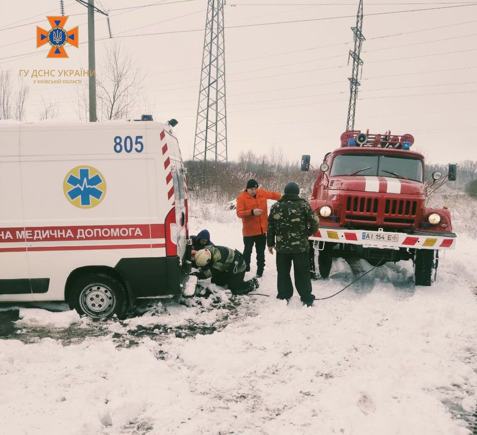 Їхали на виклик: на Київщині рятувальники допомогли лікарям, які застрягли в снігу. Фото