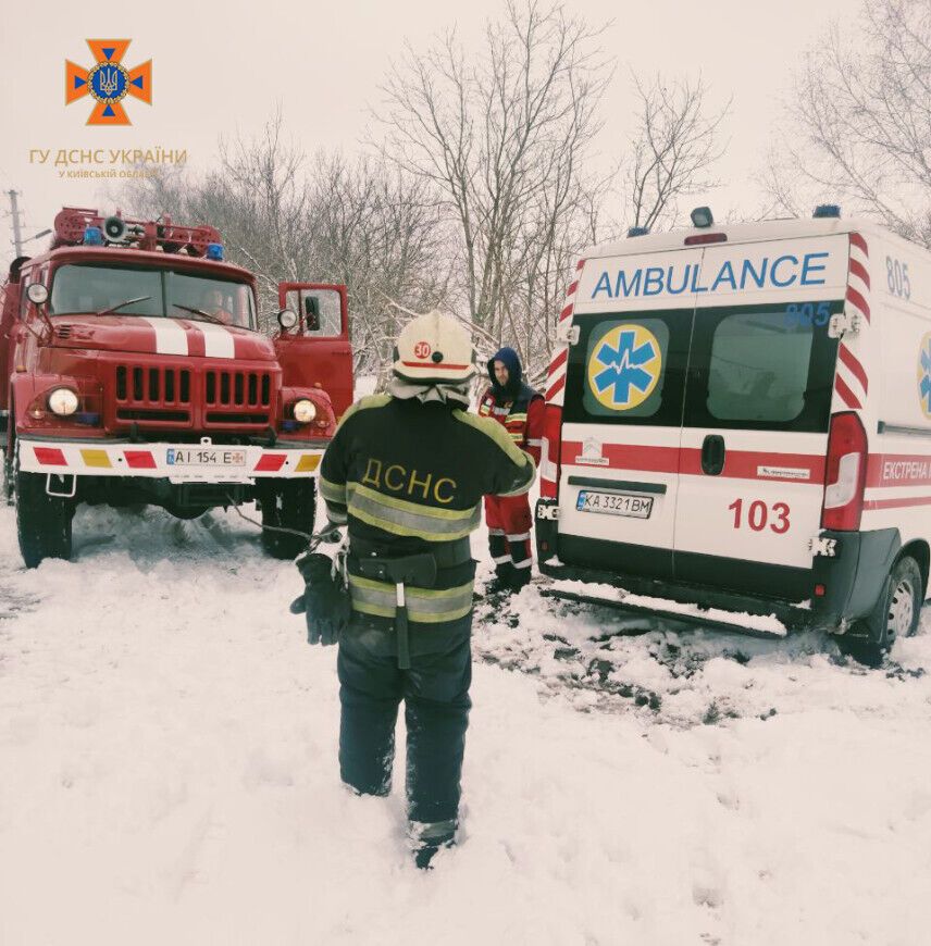 Ехали на вызов: в Киевской области спасатели помогли врачам, застрявшим в снегу. Фото