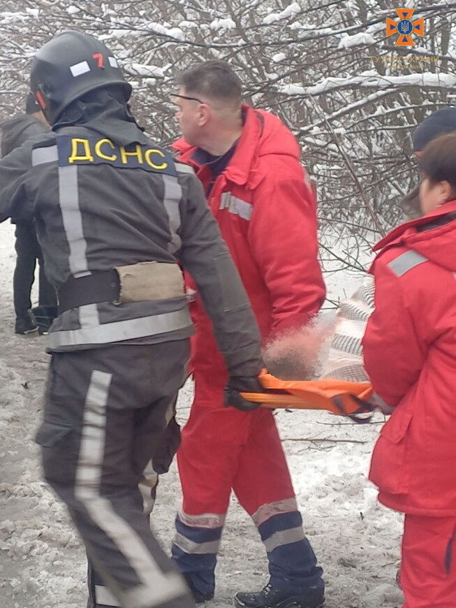 На Киевщине легковушка съехала в кювет и перевернулась: пострадавшую из машины доставали спасатели. Фото