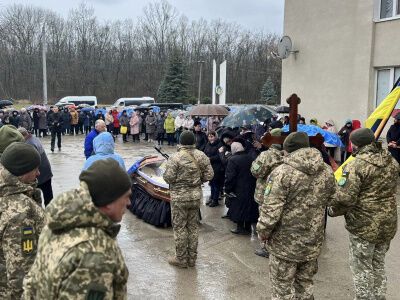 Кинувся рятувати побратимів і загинув сам: на Буковині попрощалися із 33-річним воїном Максимом Савіцьким