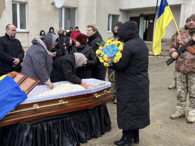 Кинувся рятувати побратимів і загинув сам: на Буковині попрощалися із 33-річним воїном Максимом Савіцьким