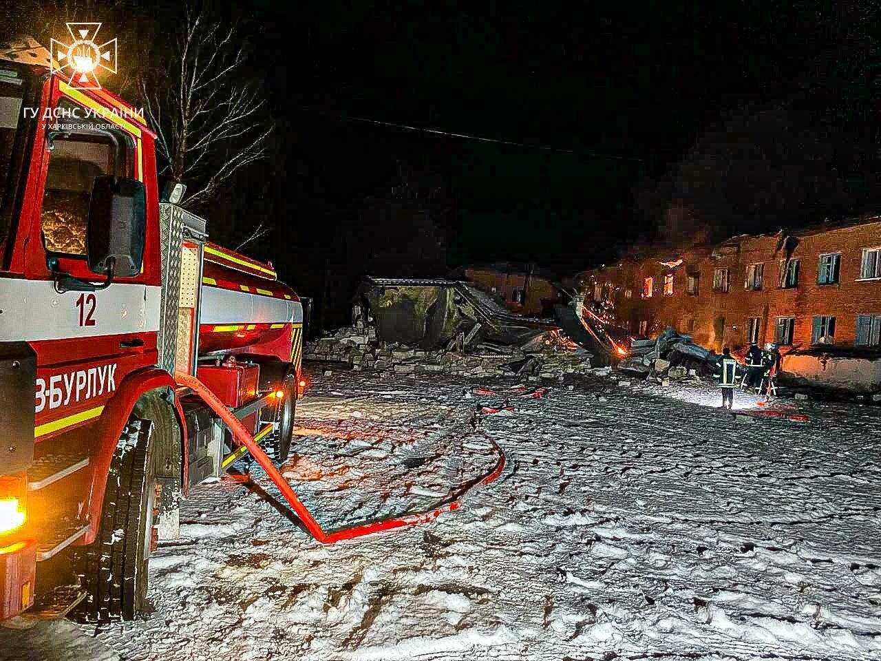Оккупанты попали "Шахедами" в нефтебазу в Харькове: сгорело 15 домов, погибли дети. Фото и видео