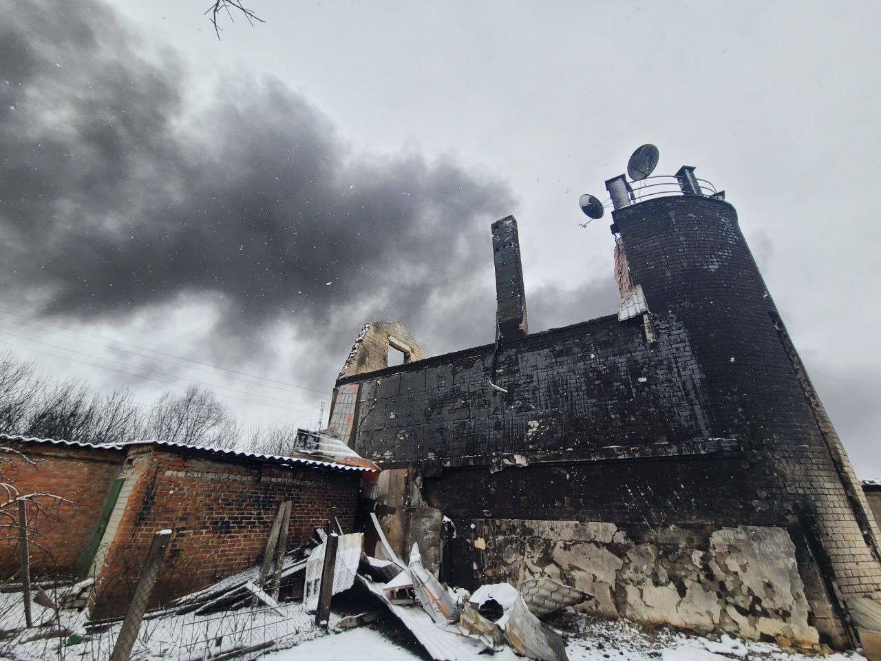 Окупанти влучили "Шахедами" в нафтобазу в Харкові: згоріло 15 будинків, загинули діти. Фото і відео