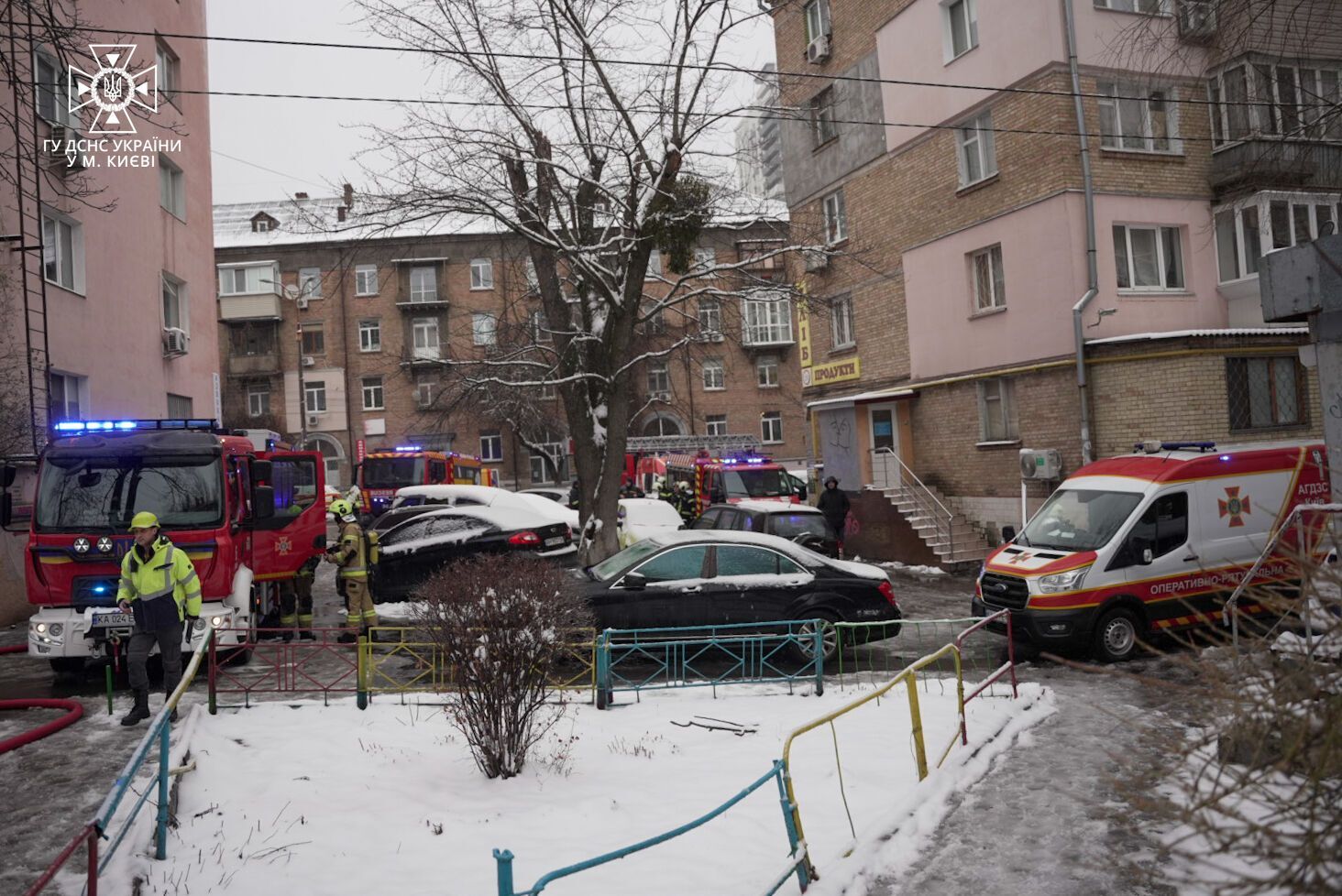 В Киеве произошел пожар в пятиэтажке: женщину и двоих детей госпитализировали. Фото