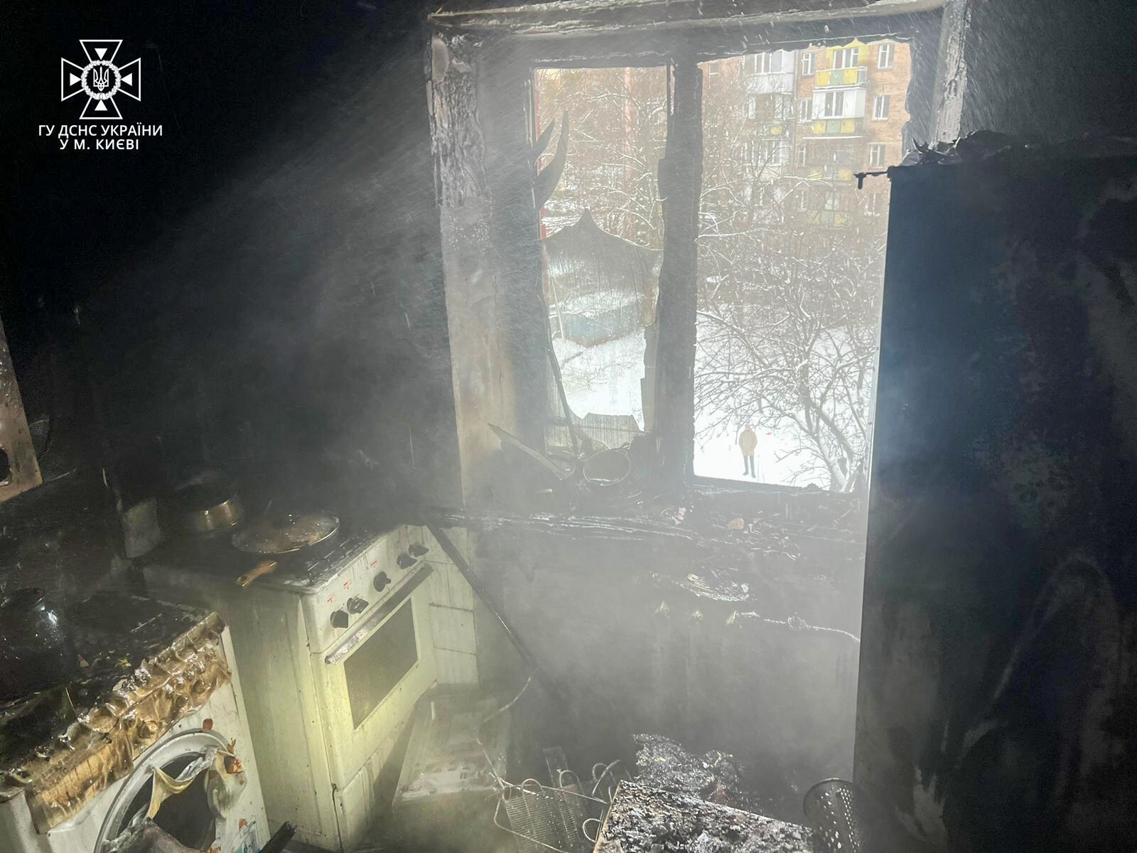 У Києві сталась пожежа в п’ятиповерхівці: жінку та двох дітей госпіталізували. Фото