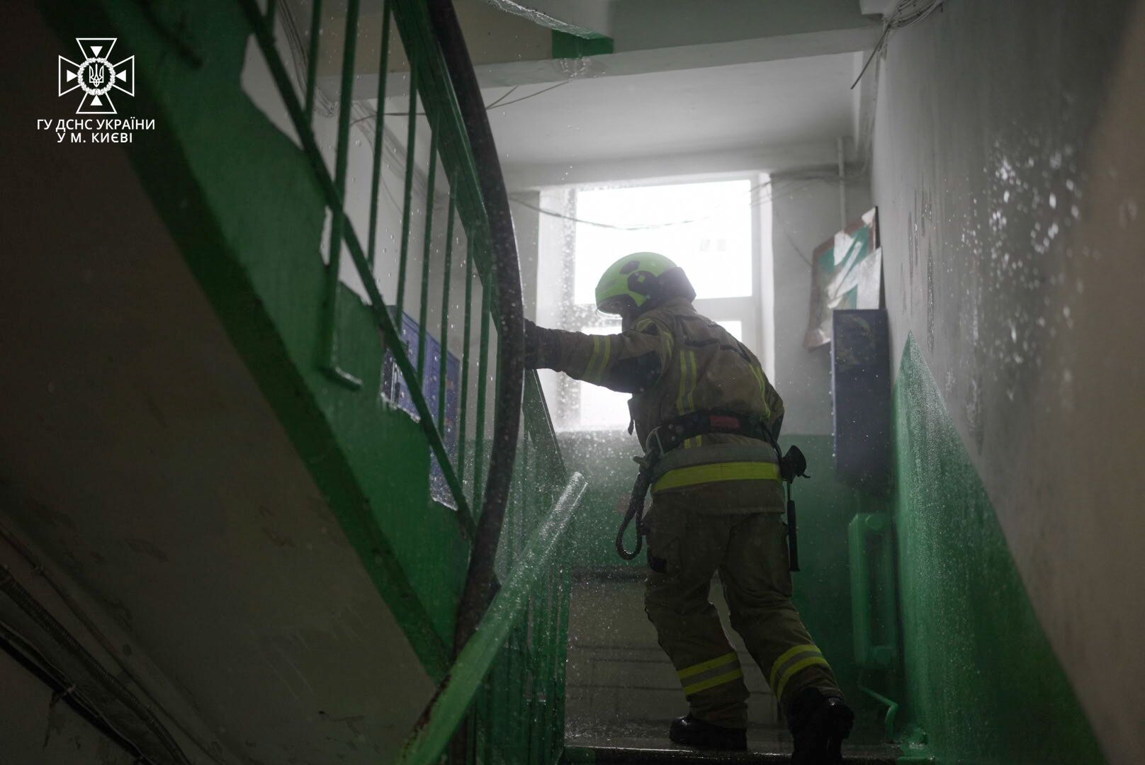 В Киеве произошел пожар в пятиэтажке: женщину и двоих детей госпитализировали. Фото