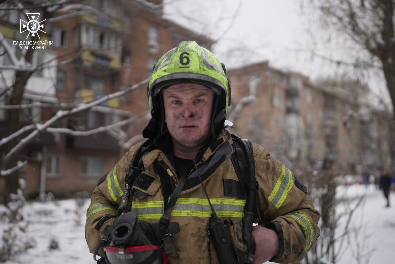 В Киеве произошел пожар в пятиэтажке: женщину и двоих детей госпитализировали. Фото