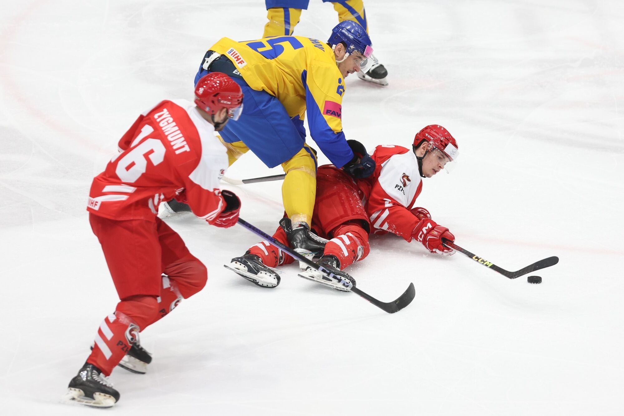 Грандіозна сенсація! Україна здобула драматичну перемогу у Польщі у кваліфікації Олімпіади-2026 з хокею. Відео