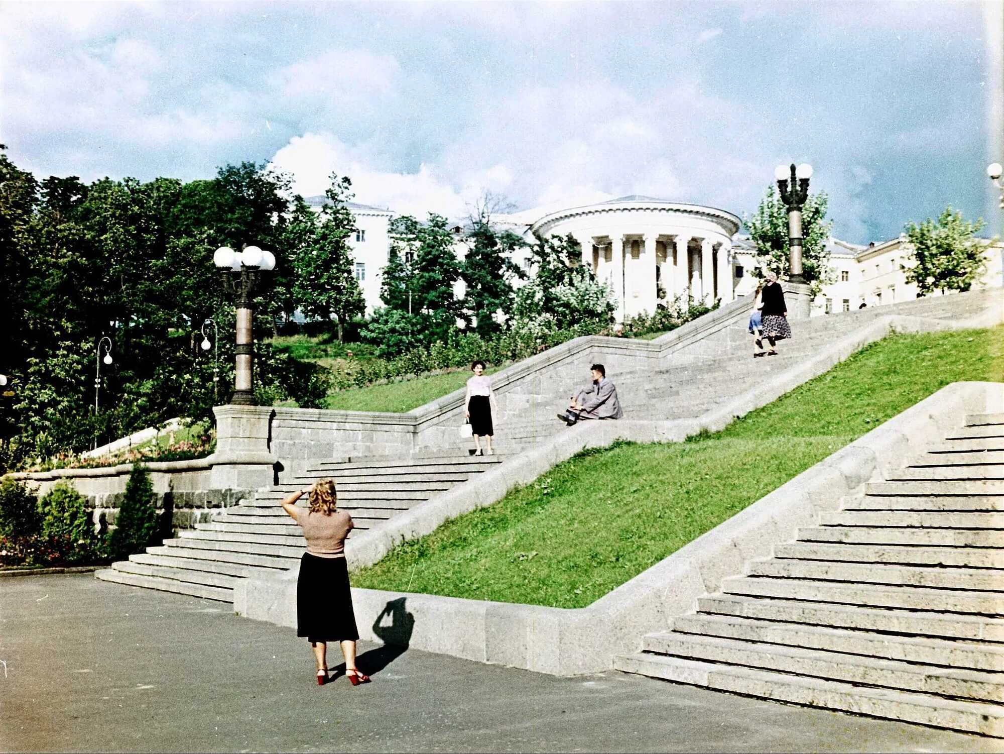 Багато дерев і квітів: у мережі показали, як озеленювали Київ у 1956 році. Архівні фото