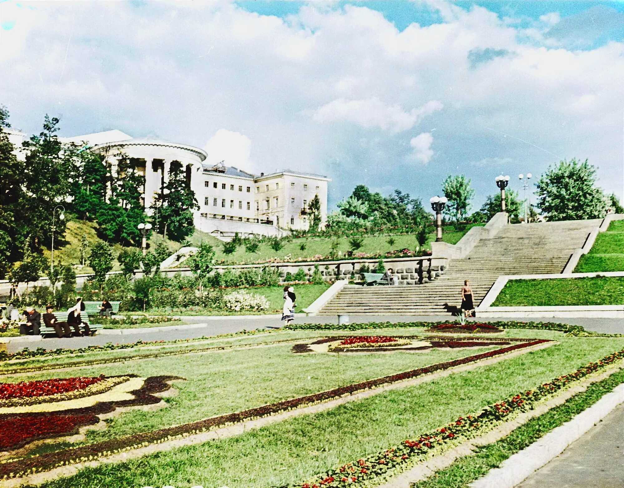Много деревьев и цветов: в сети показали, как озеленяли Киев в 1956 году. Архивные фото