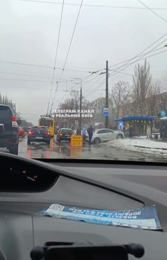 Остановило дерево: в Киеве Toyota, после столкновения с легковушкой, едва не влетела в остановку. Видео