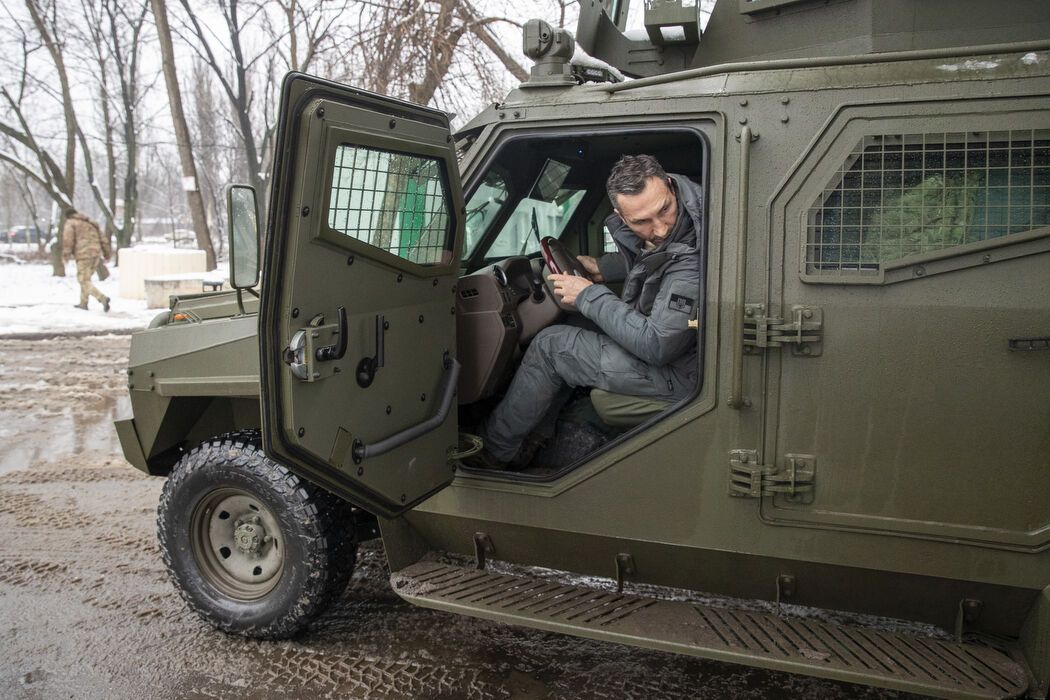 Кличко: Владимир отвез бойцам на передовую очередную партию помощи: более 130 дронов и еще один бронированный автомобиль "Кобра",  – Кличко