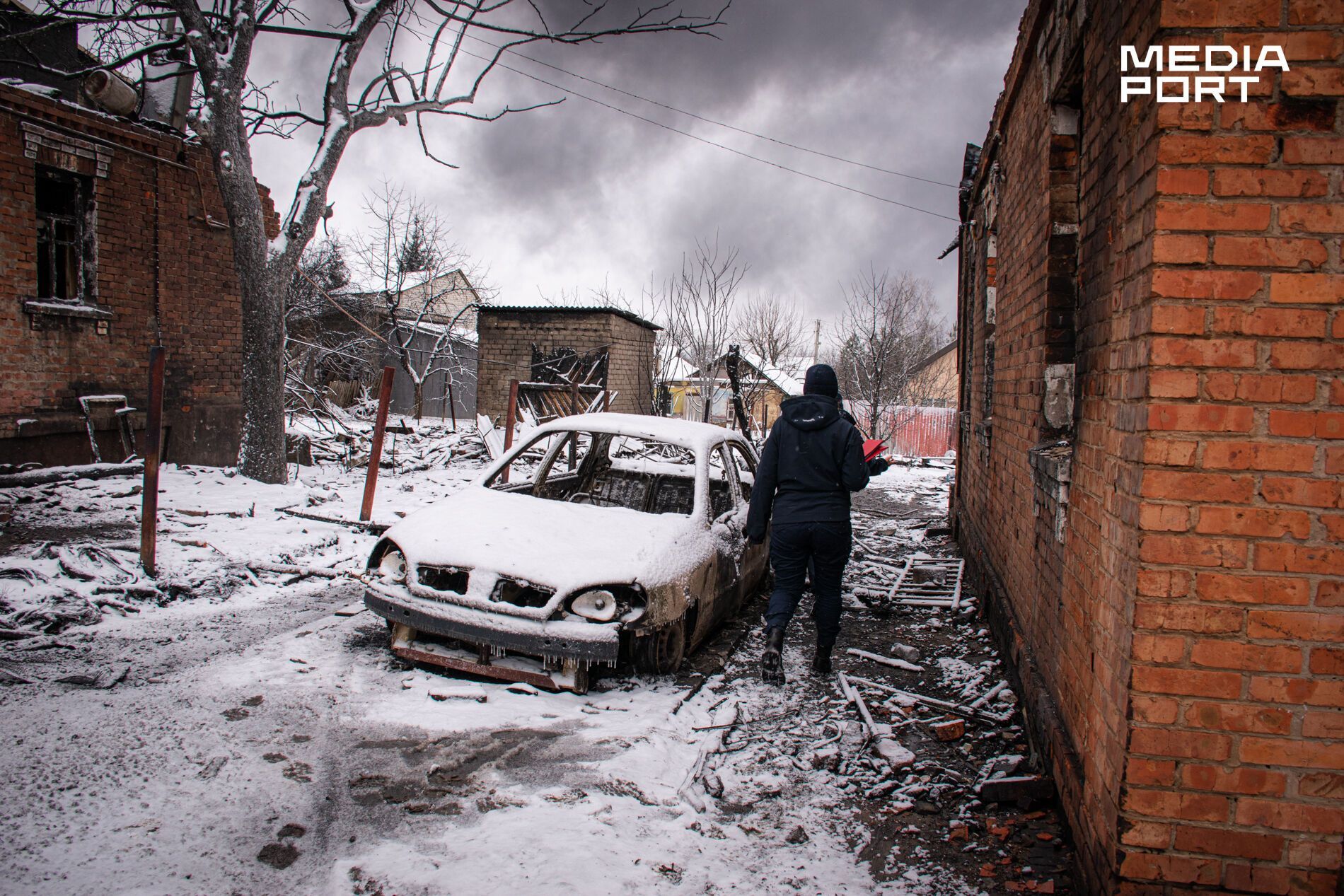 Могли сгореть заживо: харьковчанин спас соседей после удара РФ по нефтебазе. Фото героя