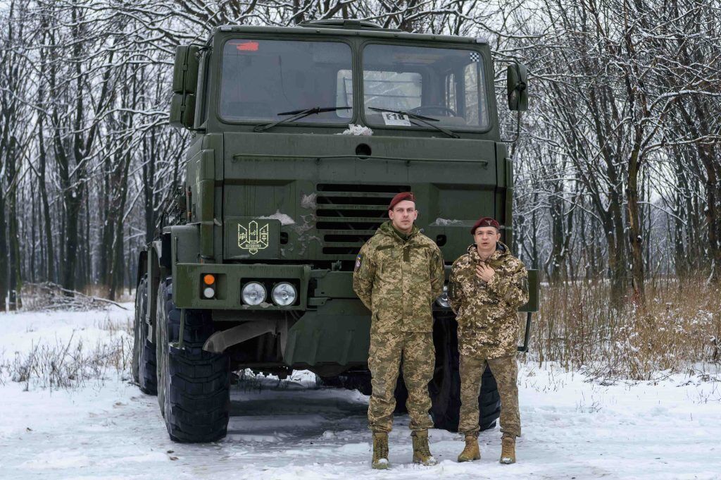 Военные на фронте получили новую партию оружия и техники от Порошенко. Фото