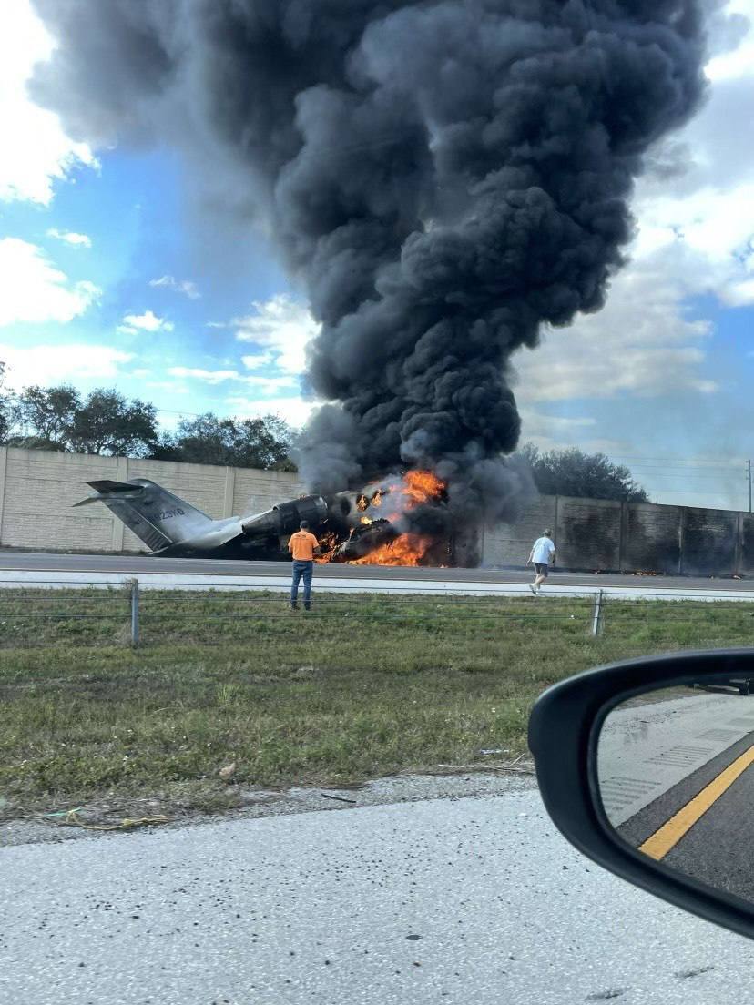 У США приватний літак впав на шосе і врізався в авто: спалахнула пожежа, є загиблі. Фото і відео