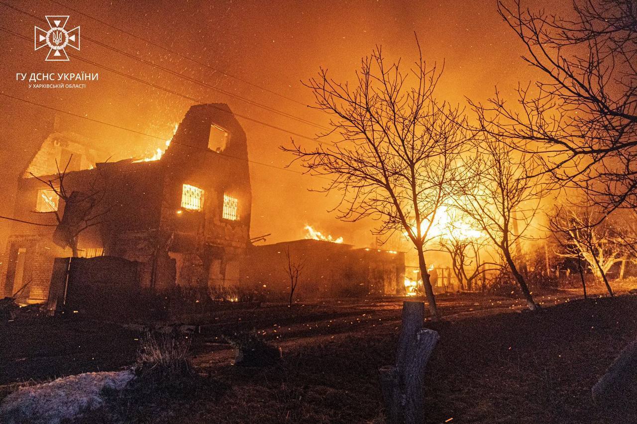 "Росія повинна відповісти": Зеленський відреагував на нічний обстріл Харкова, внаслідок якого згоріло 15 будинків. Фото