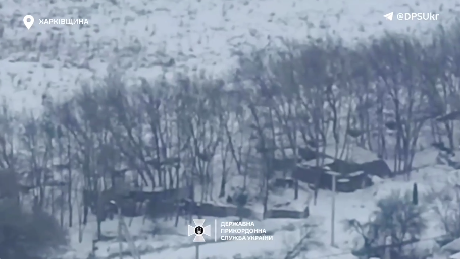 Точный сброс FPV-дрона: пограничники разбили вражеский блиндаж на Харьковском направлении. Видео