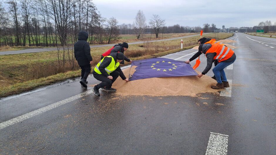 Поляки на кордоні напали на українські вантажівки: намагались висипати зерно. Відео
