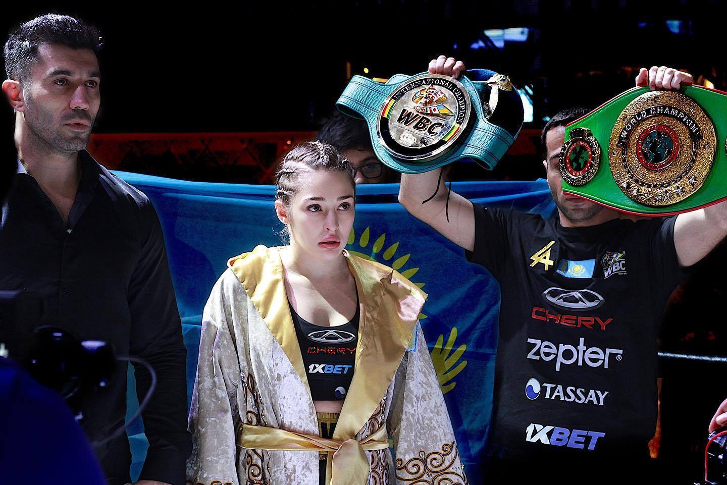 Секс-символ Казахстану стала чемпіонкою світу з боксу, перемігши нокаутом у першому раунді. Відео