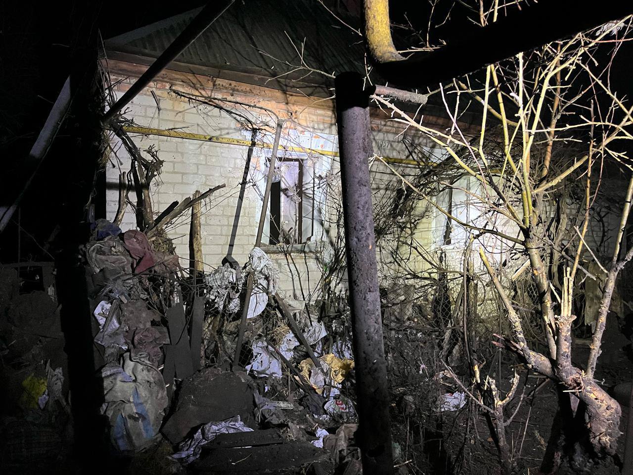 На Дніпропетровщині через падіння уламків дронів виникла пожежа: є постраждалий. Фото