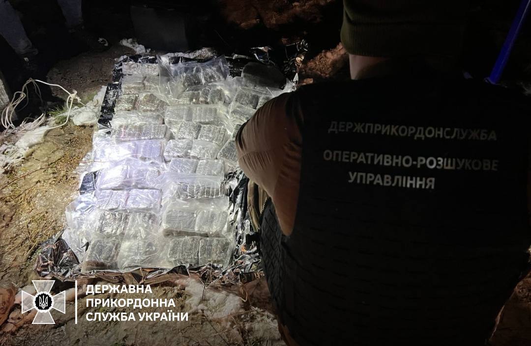 Українські прикордонники приземлили дрон із 22 кг наркотиків на 13 млн грн. Фото