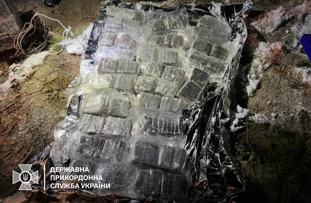 Українські прикордонники приземлили дрон із 22 кг наркотиків на 13 млн грн. Фото