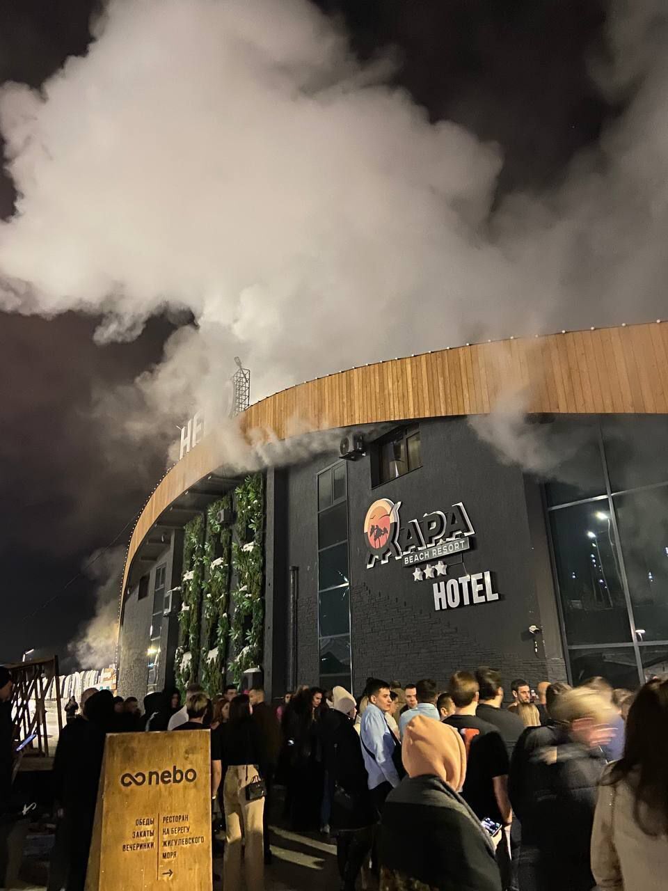 В российском Тольятти загорелся самый большой отель: жителей пришлось эвакуировать. Фото и видео