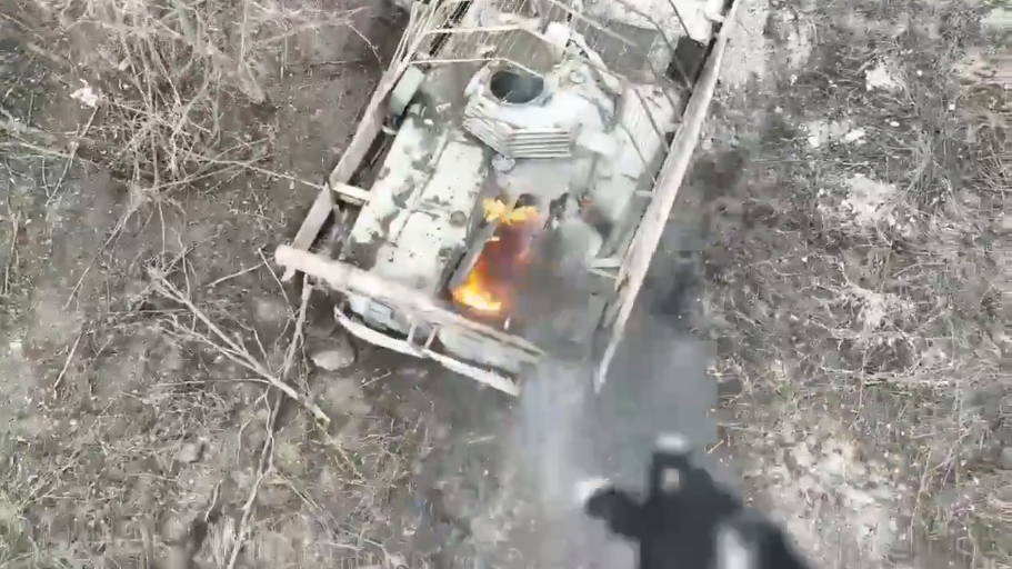 Палає ворожа техніка: військові показали, як знищують танки армії РФ на Луганщині. Відео