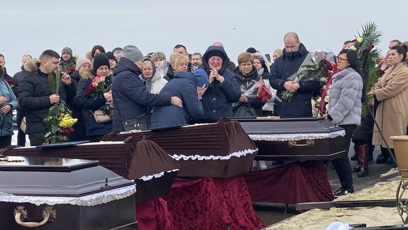 "Нехай уся Росія дивиться, що накоїла": у Харкові попрощалися із вбитою сім'єю Путятіних. Відео 18+