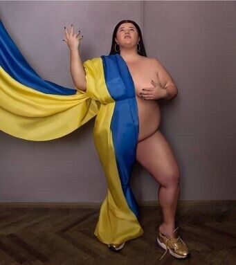 Кондратюк прокоментував голе фото alyona alyona з прапором України і пояснив скандал через збори на ЗСУ: це просто експериментальні дані