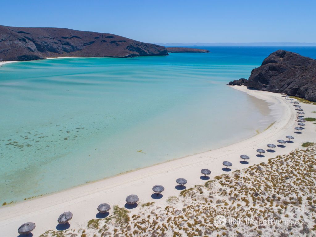 Названы лучшие пляжи мира 2024 года: рейтинг возглавил "рай для серферов" в Австралии