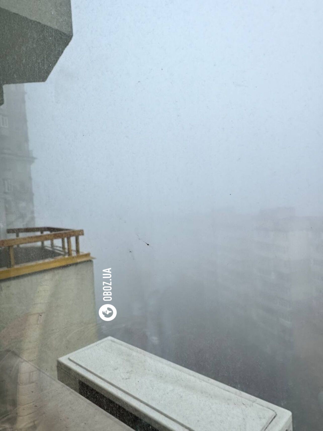 Видимість місцями менше 100 метрів: Київ накрив густий туман. Фото і відео