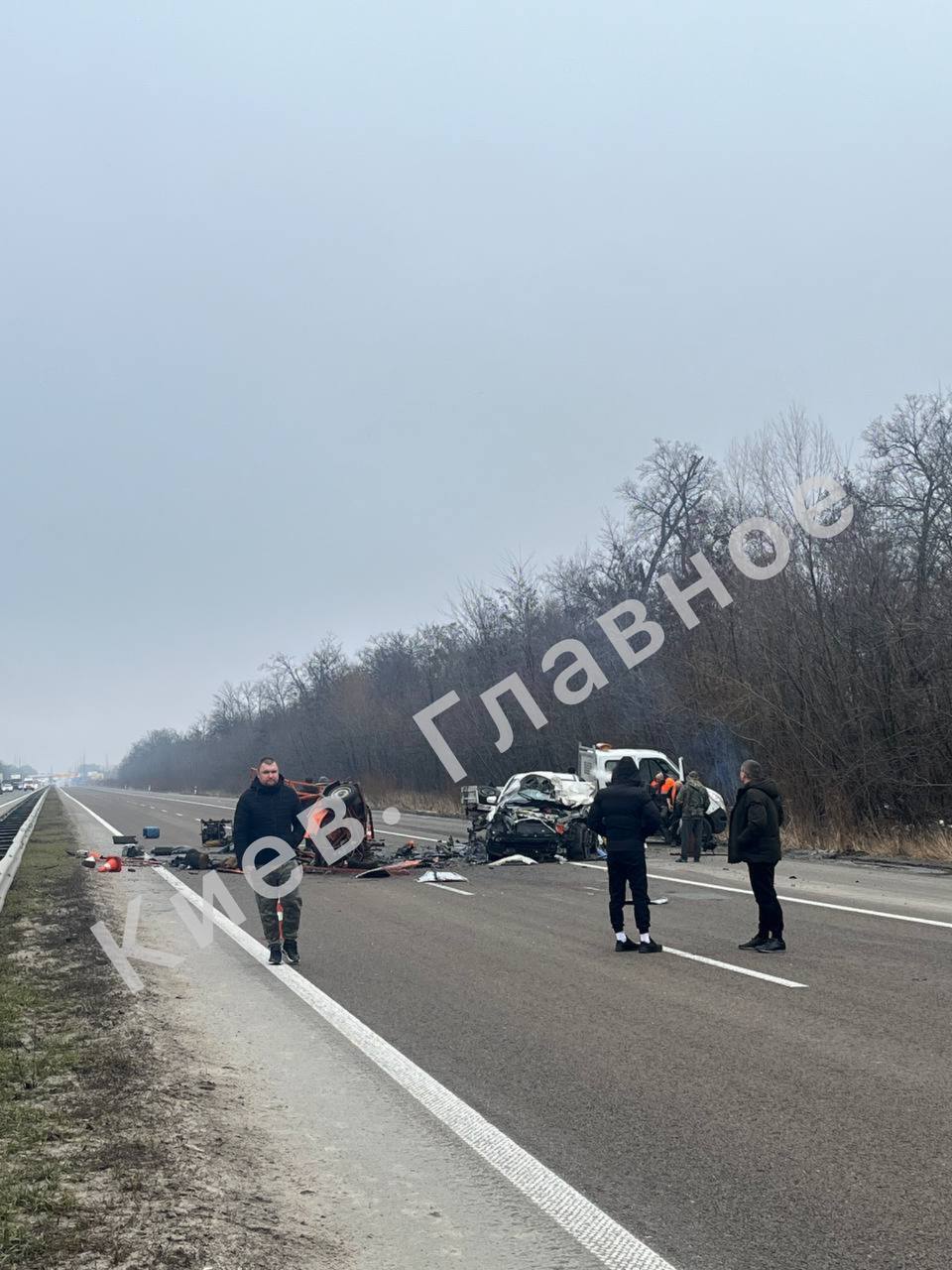 На Киевщине легковушка протаранила спецтранспорт дорожной службы: движение перекрыто, есть пострадавшие. Фото
